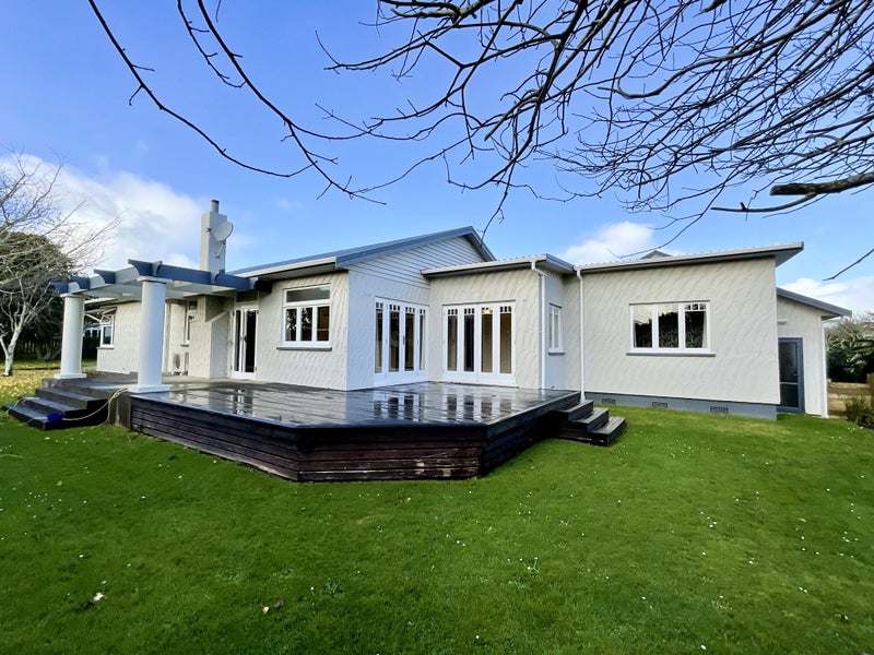 46 Waiwaka Terrace, Strandon, New Plymouth - Carousel 1