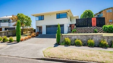 46 Hicks Crescent, Waikanae Beach, Waikanae - Carousel 1