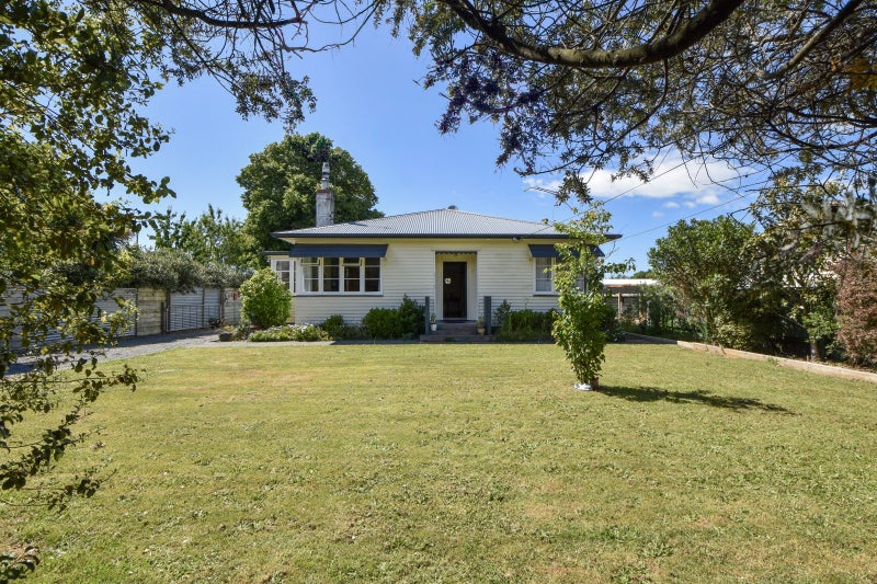 255 High Street South, Carterton - Carousel 1