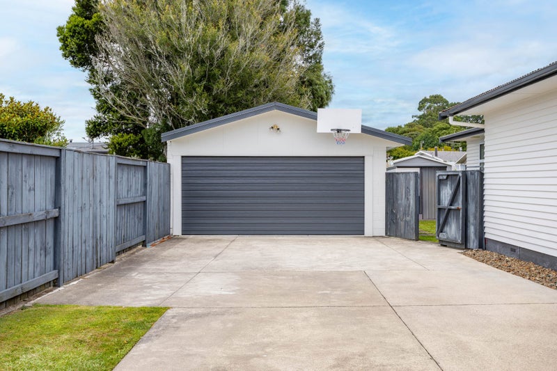 4 Colstone Street, Glenview, Hamilton - Carousel 2