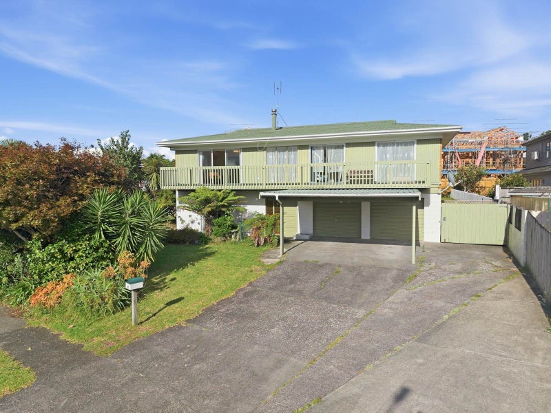 8 Kyeemagh Street, Botany Downs, Auckland - Carousel 1