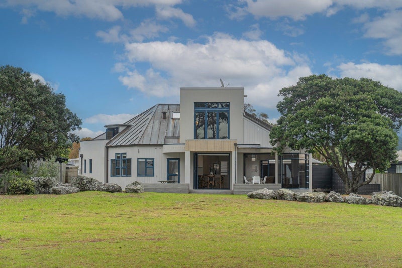 8 Courtney Lane, Warkworth - Carousel 1