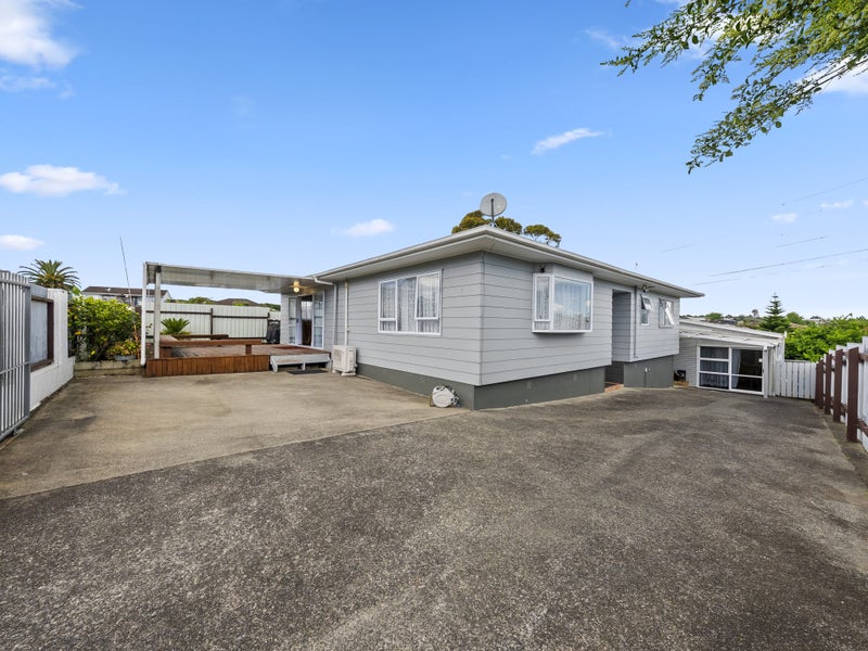 11 Caserta Place, Clover Park, Auckland - Carousel 1