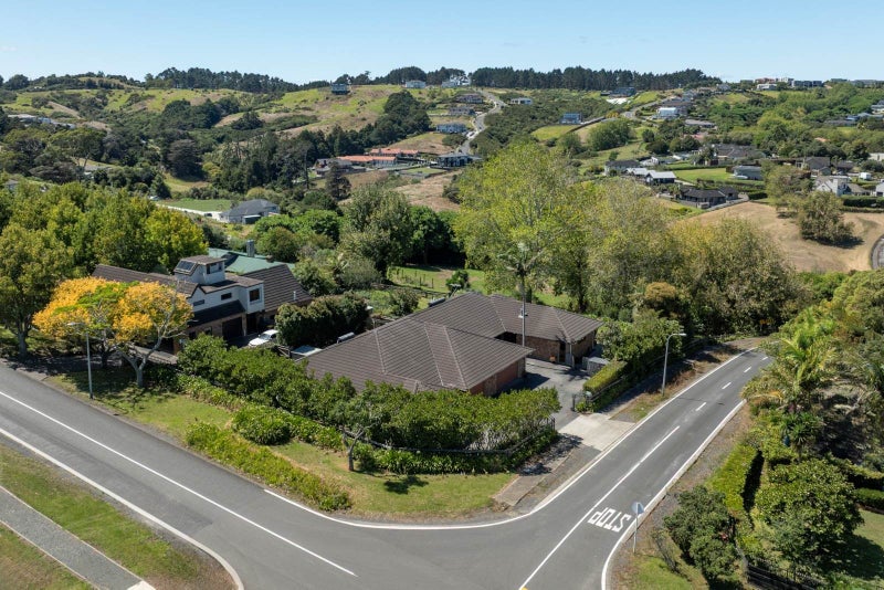 8 Regis Lane, Flat Bush, Auckland - Carousel 1