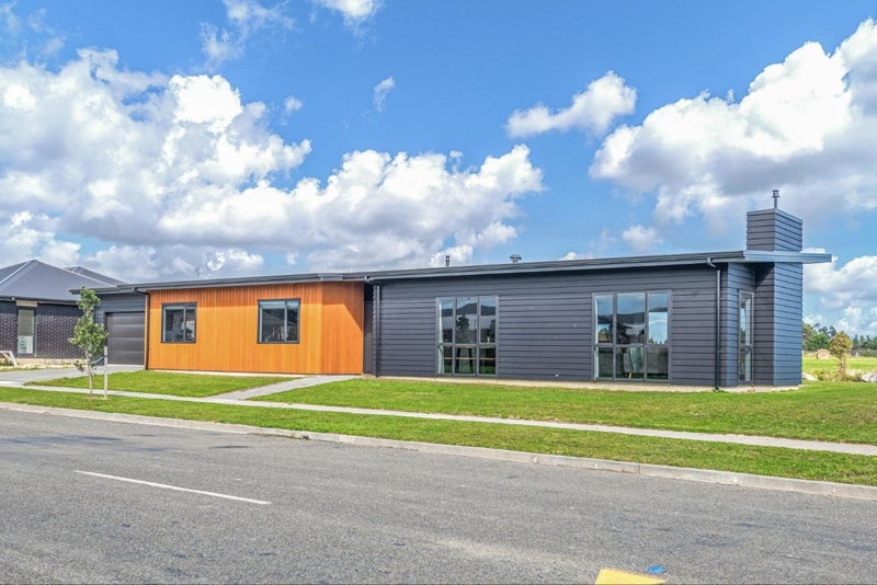 49 Johnstone Drive, Fitzherbert, Palmerston North - Carousel 2