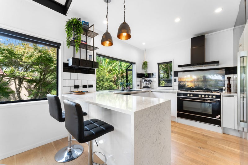 2/22 Manuwai Road, Torbay, Auckland - Carousel 1