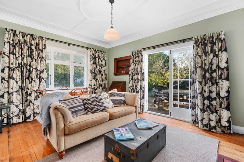 182 High Street North, Carterton - Carousel 1