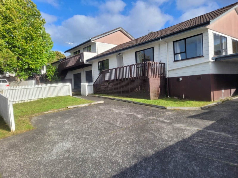 1/4 Sabana Place, Unsworth Heights, Auckland - Carousel 1