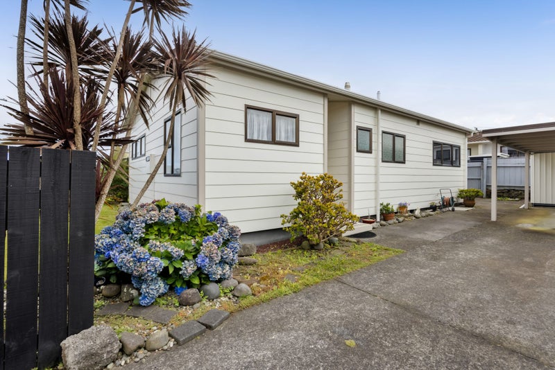 1/4 Naumai Place, Spotswood, New Plymouth - Carousel 1