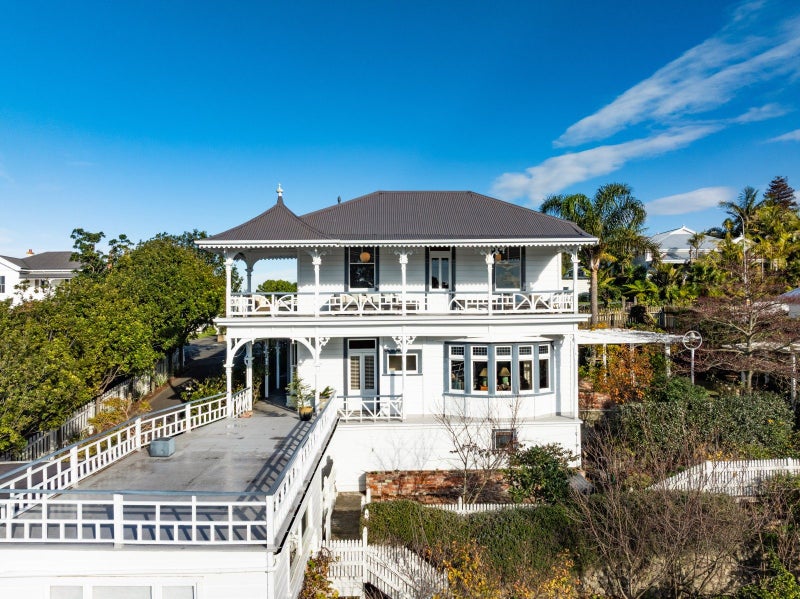 15 Colenso Avenue, Hospital Hill, Napier - Carousel 45