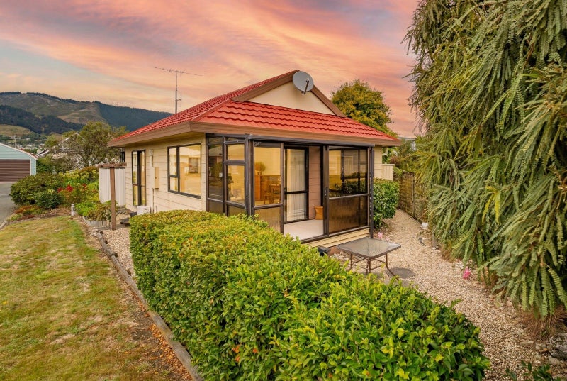 7 Birchwood Grove, Richmond, Richmond - Carousel 1