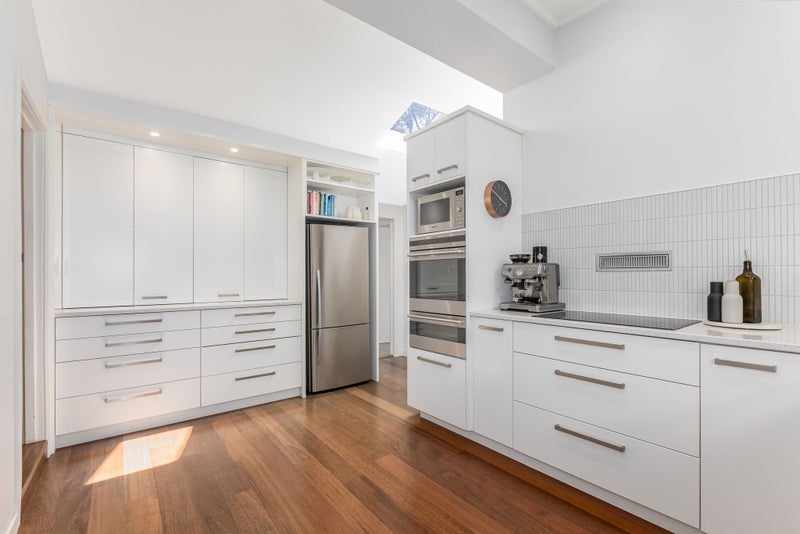 4 Totara Street, Eastbourne, Lower Hutt - Carousel 2