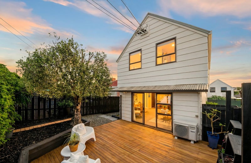 1/30 Owairaka Avenue, Owairaka, Auckland - Carousel 1