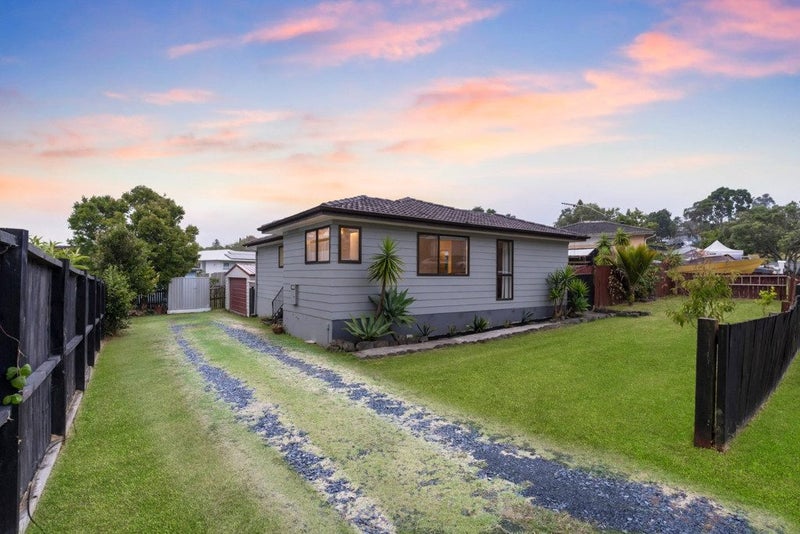 21  Fitzherbert Ave, West Harbour, Waitakere City, Auckland - Carousel 1