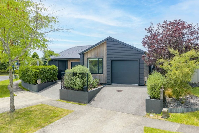 1/14 Hooker Avenue, Chedworth, Hamilton - Carousel 1