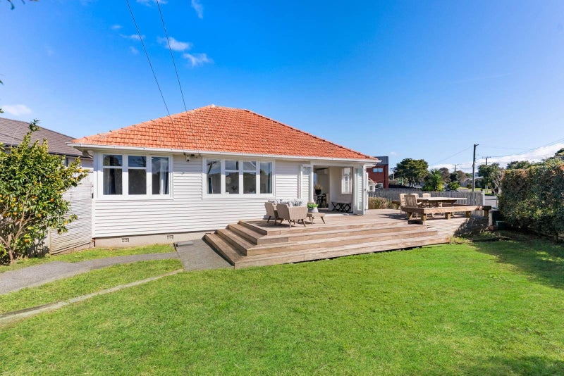 25 Holland Avenue, Point England, Auckland - Carousel 1