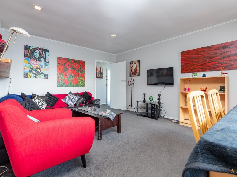 198 Sievers Grove, Cannons Creek, Porirua - Carousel 2