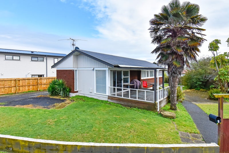 4 Raglan Street, Mangere East, Auckland - Carousel 1