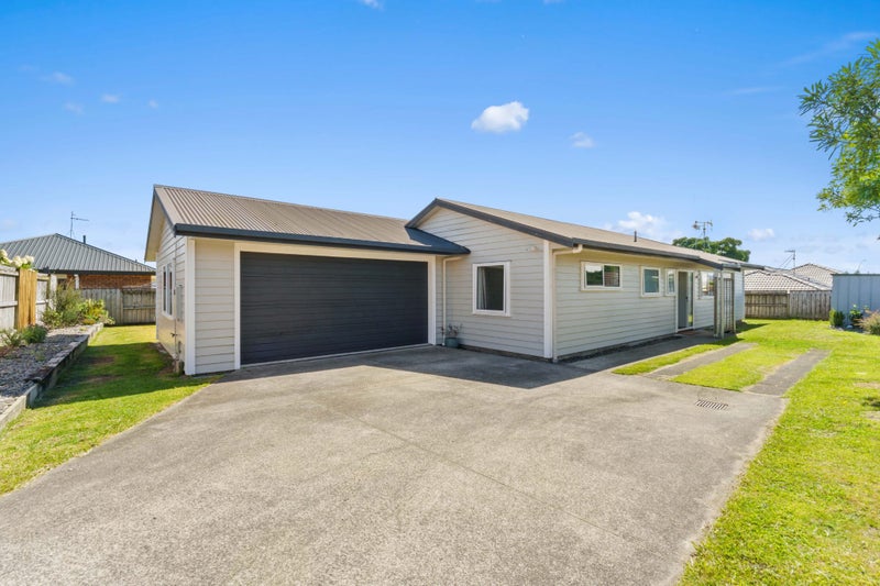 18 Ranfurly Terrace, Pyes Pa, Tauranga - Carousel 1