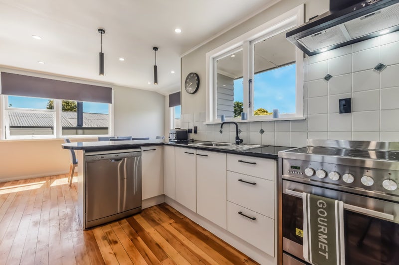 23 Surrey Road, Richmond, Richmond - Carousel 2