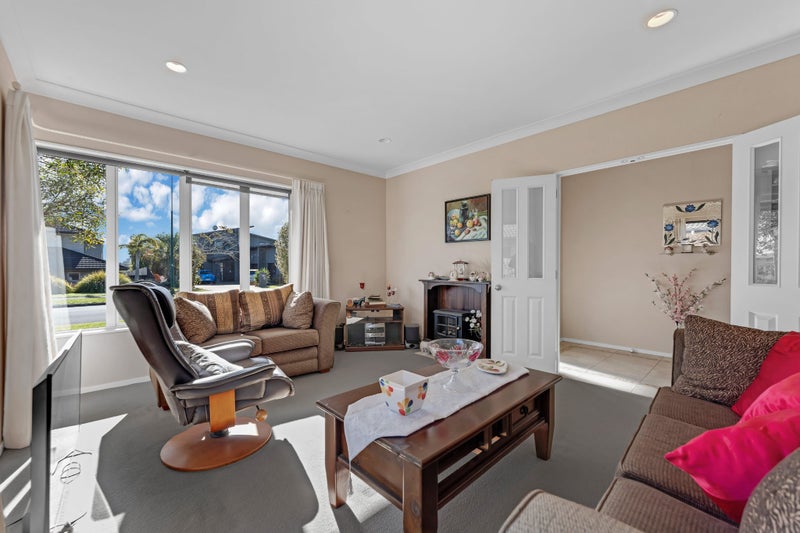 48 Aberdeen Crescent, Wattle Downs, Auckland - Carousel 2