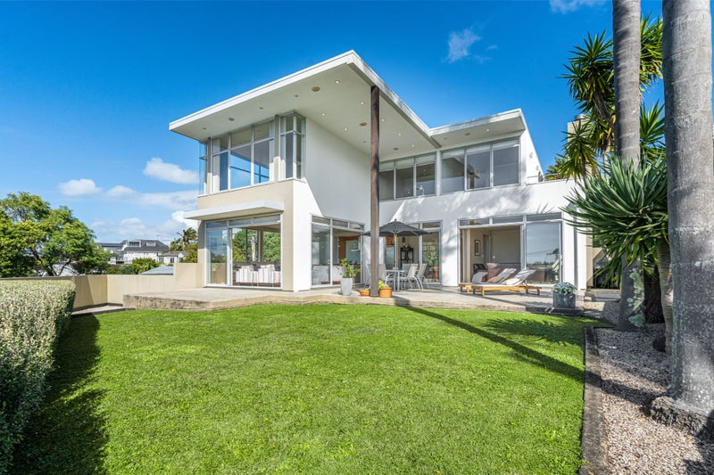 18A Eastcliffe Road, Castor Bay, Auckland - Carousel 1