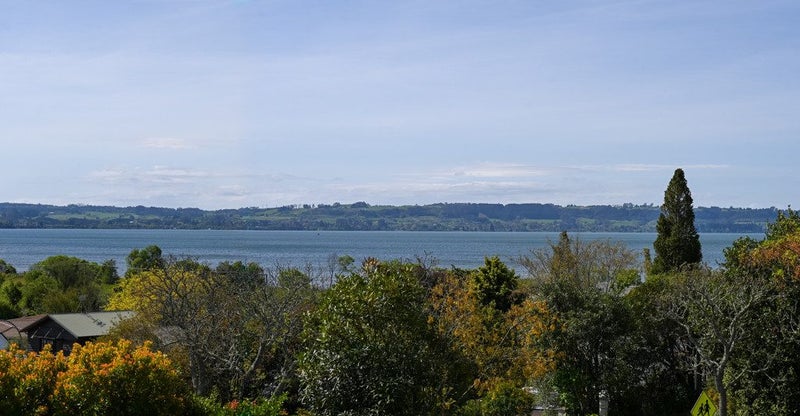 12 Aquarius Drive, Kawaha Point, Rotorua - Carousel 2