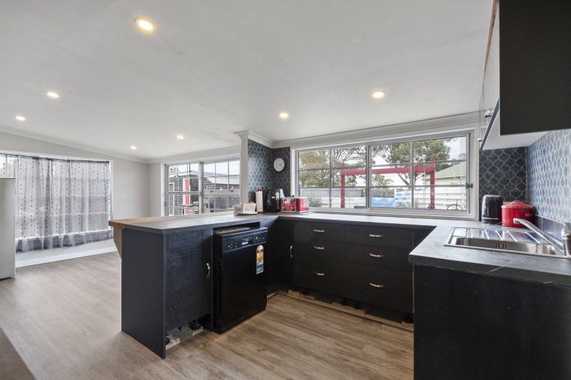 32 Flower Street, Bulls - Carousel 2