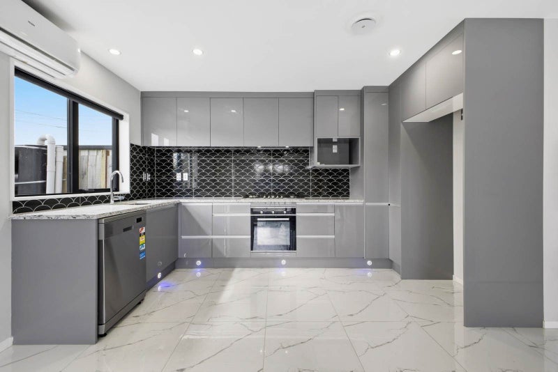 1/12 Landon Avenue, Māngere East, Auckland - Carousel 2