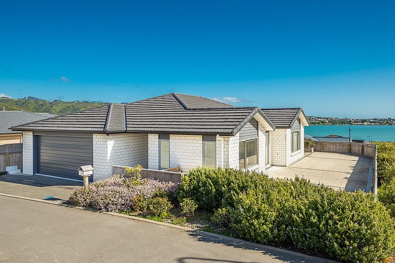 16 Ken Douglas Drive, Aotea, Porirua - Carousel 1