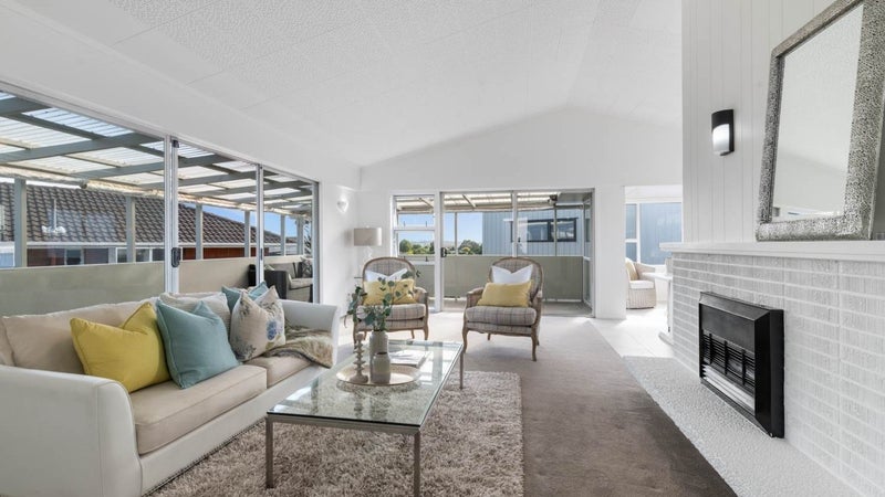 20 Chatsworth Crescent, Pakuranga Heights, Auckland - Carousel 1