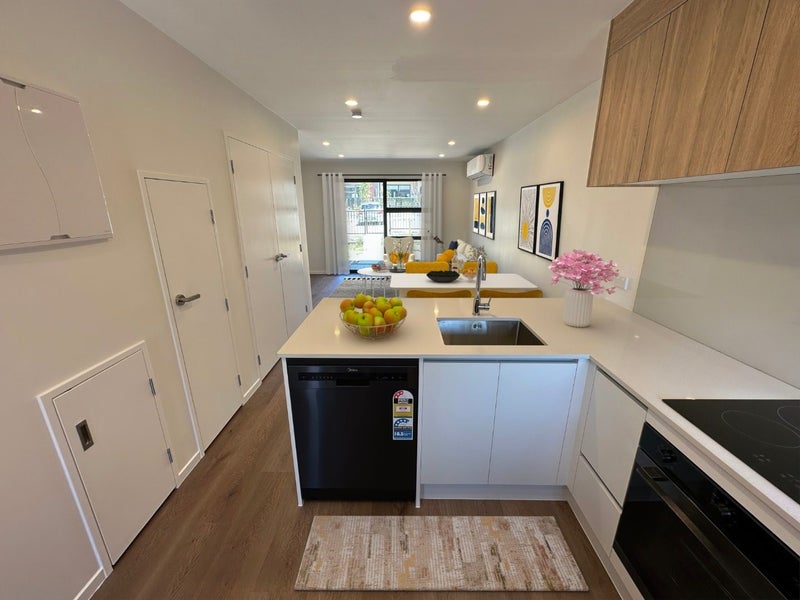 64 Selo Street, Glen Eden, Auckland - Carousel 2