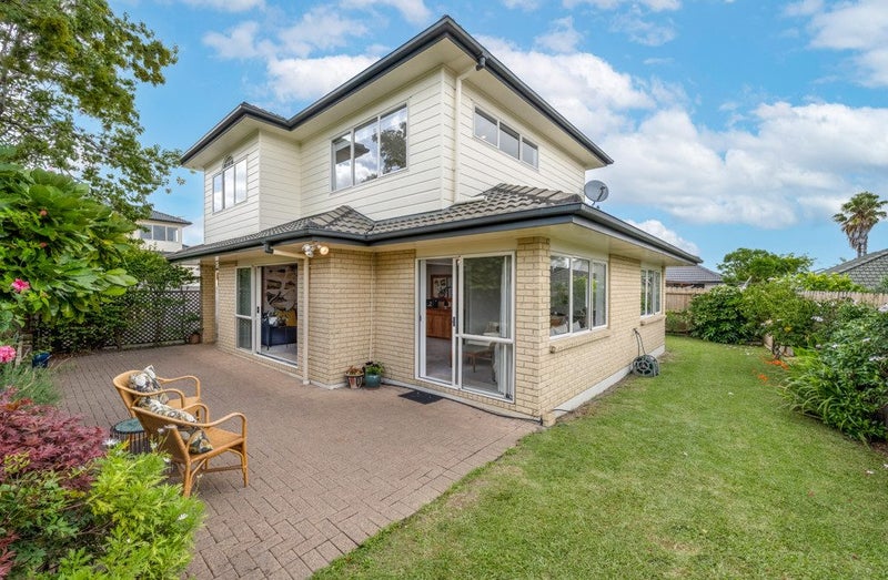 2/8 Tolben Place, Golflands, Auckland - Carousel 1