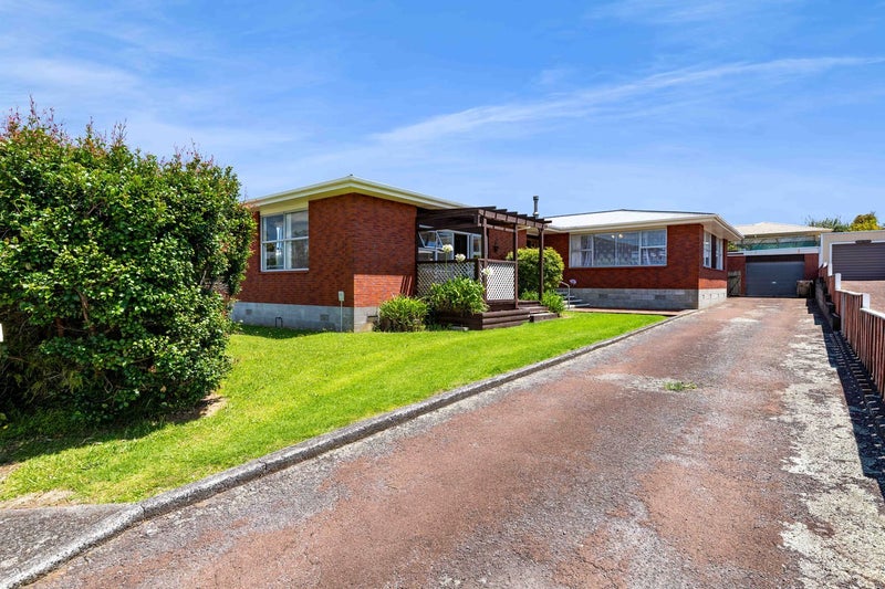 8 Kennedy Place, Merrilands, New Plymouth - Carousel 1