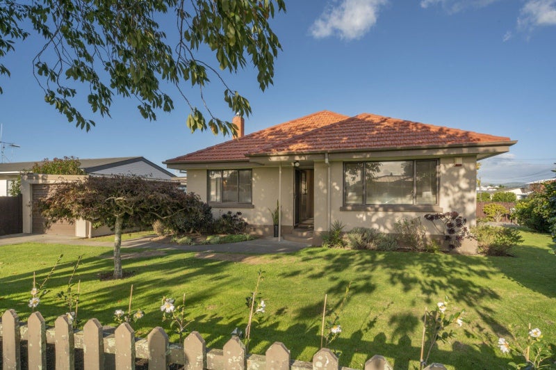 2 Pemberton Crescent, Greerton, Tauranga - Carousel 1