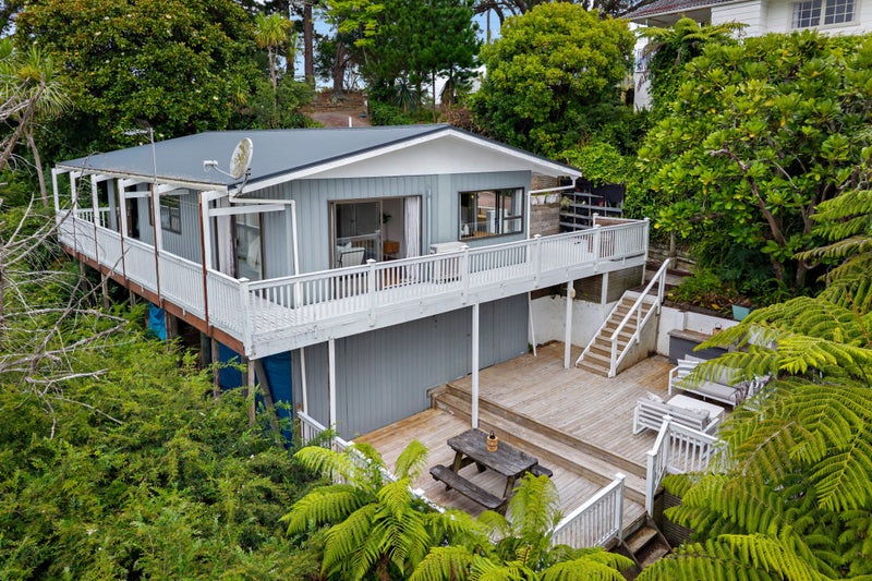990 East Coast Road, Northcross, Auckland - Carousel 1