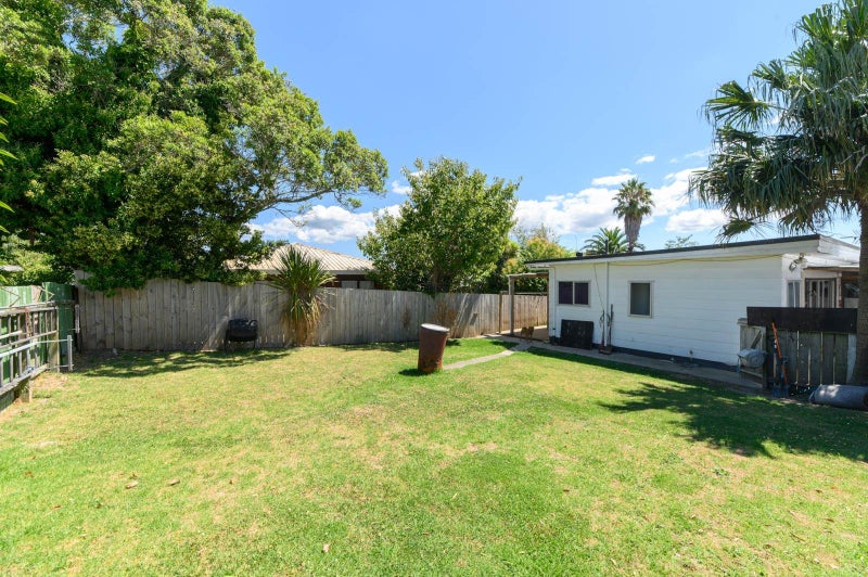 2/24 Newington Road, Henderson, Waitakere City, Auckland - Carousel 1
