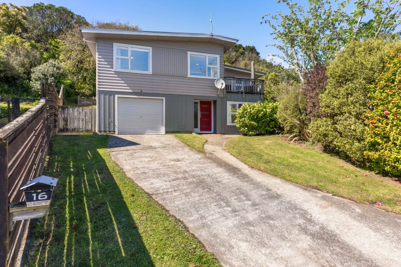 16 Spicer Place, Tawa, Wellington - Carousel 1