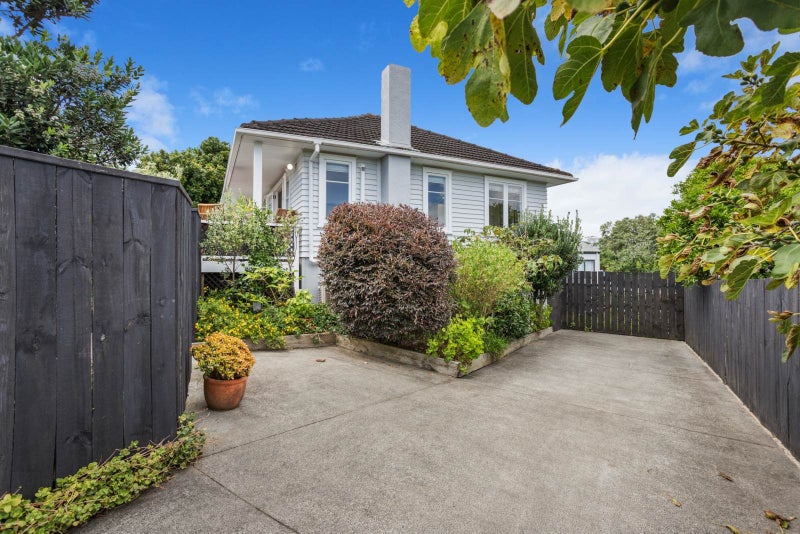 2 Quiet Street, Te Atatu South, Auckland - Carousel 2