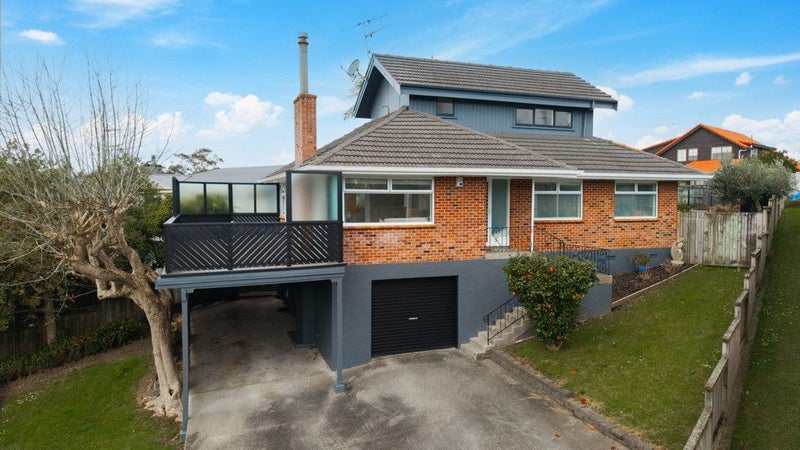 136 Tiroroa Avenue, Te Atatu South, Auckland - Carousel 1