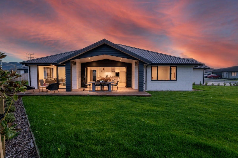 55 Oakdale Grove, Richmond - Carousel 1