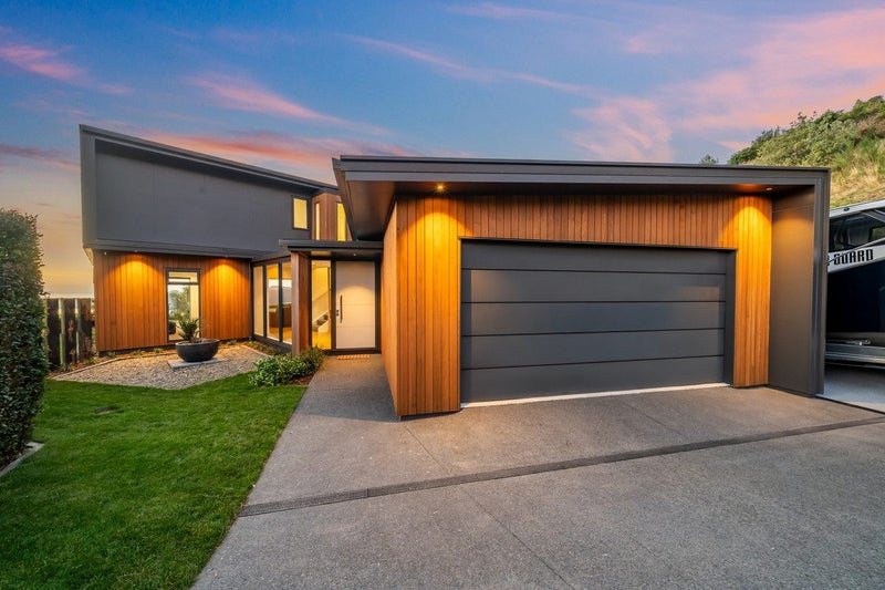13 Manapouri Lane, Aotea, Porirua - Carousel 1