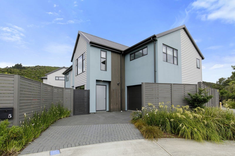 5 Te Whiti Grove, Waterloo , Lower Hutt - Carousel 1
