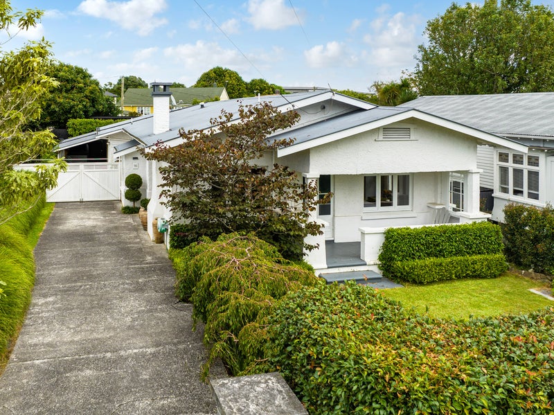 16 Rossgrove Terrace, Mount Albert, Auckland - Carousel 1