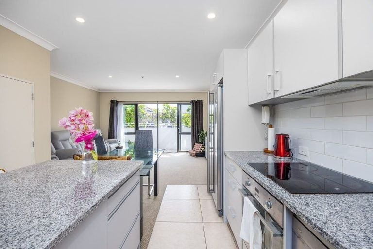 8/128 Stancombe Road, Flat Bush, Auckland - Carousel 1