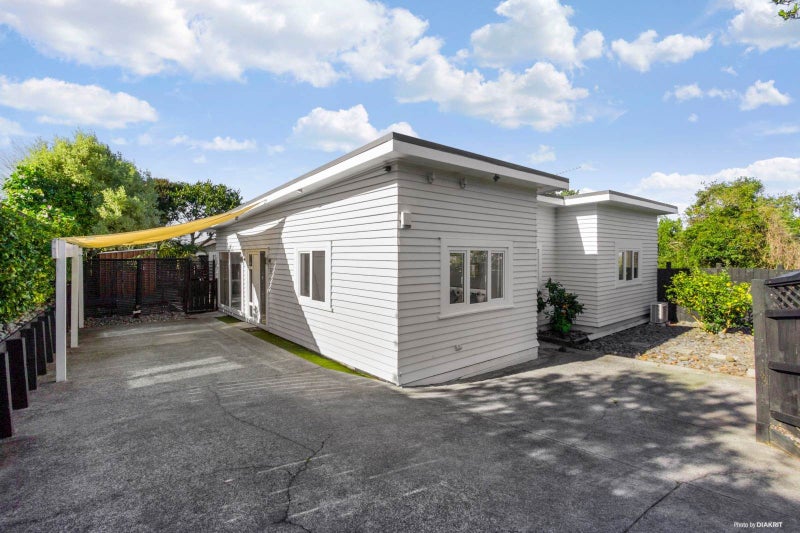 6B Lantana Road, Green Bay, Auckland - Carousel 1