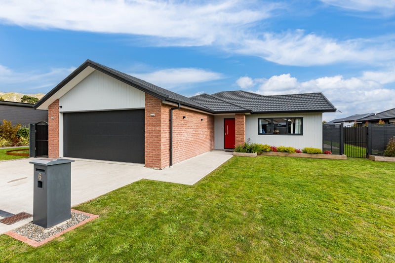 6 Salisbury Crescent, Wallaceville, Upper Hutt - Carousel 1