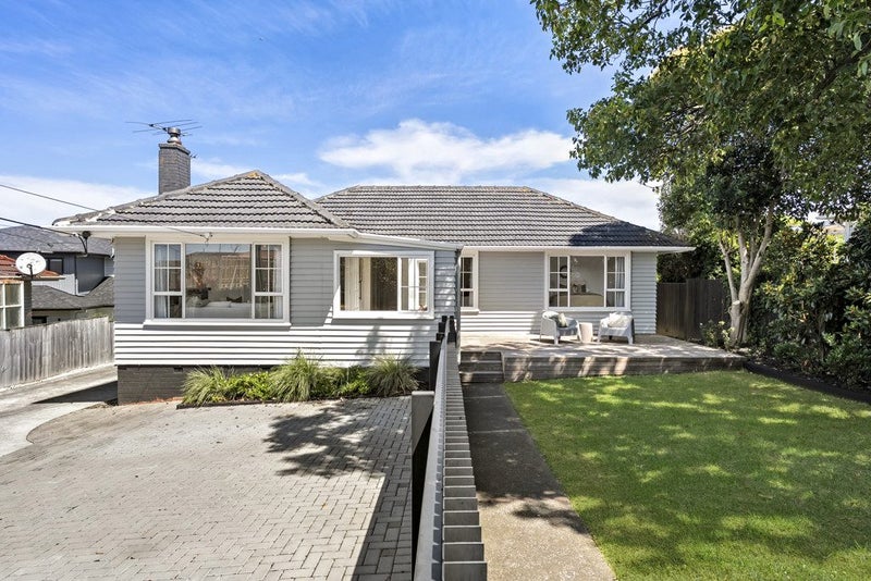 7 Tiroroa Avenue, Te Atatu South, Auckland - Carousel 1
