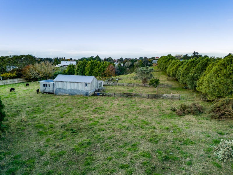 38 Honeyfield Drive, Whalers Gate, New Plymouth - Carousel 2