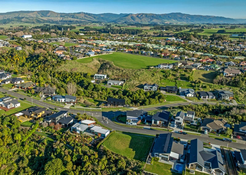 1 Vaucluse Heights, Fitzherbert, Palmerston North - Carousel 22